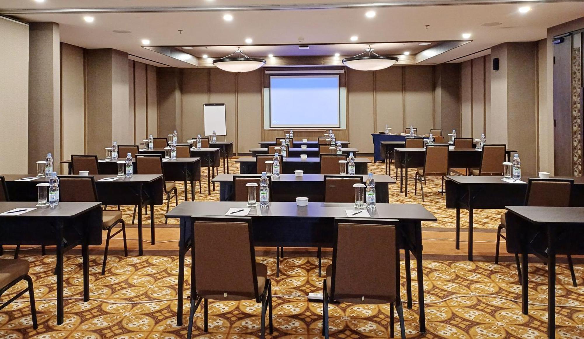 Swiss-Belhotel Airport Yogyakarta Temon Exterior photo